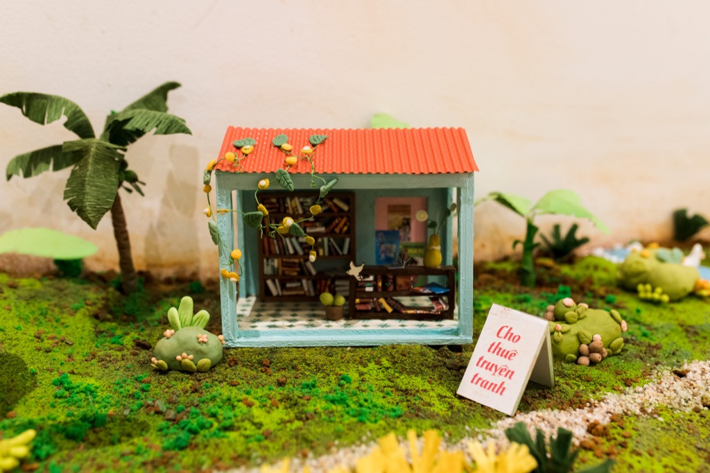 Triển lãm “Thị trấn Hoa Mười Giờ”: Tặng bản thân một vé về miền kí ức tuổi thơ ảnh 4