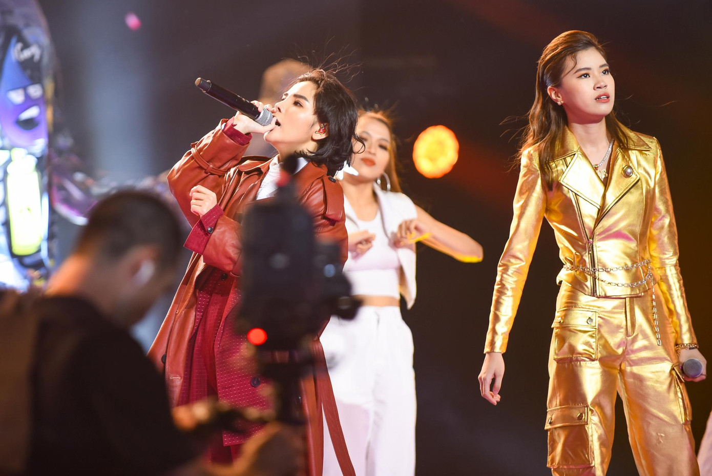 King Of Rap: HIEUTHUHAI đánh bại Lona, Pháo mang mô hình khổng lồ lên sân khấu ảnh 1