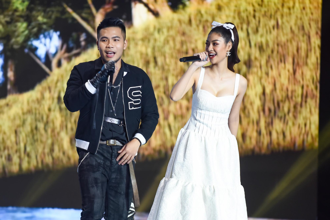 King Of Rap: HIEUTHUHAI đánh bại Lona, Pháo mang mô hình khổng lồ lên sân khấu ảnh 10