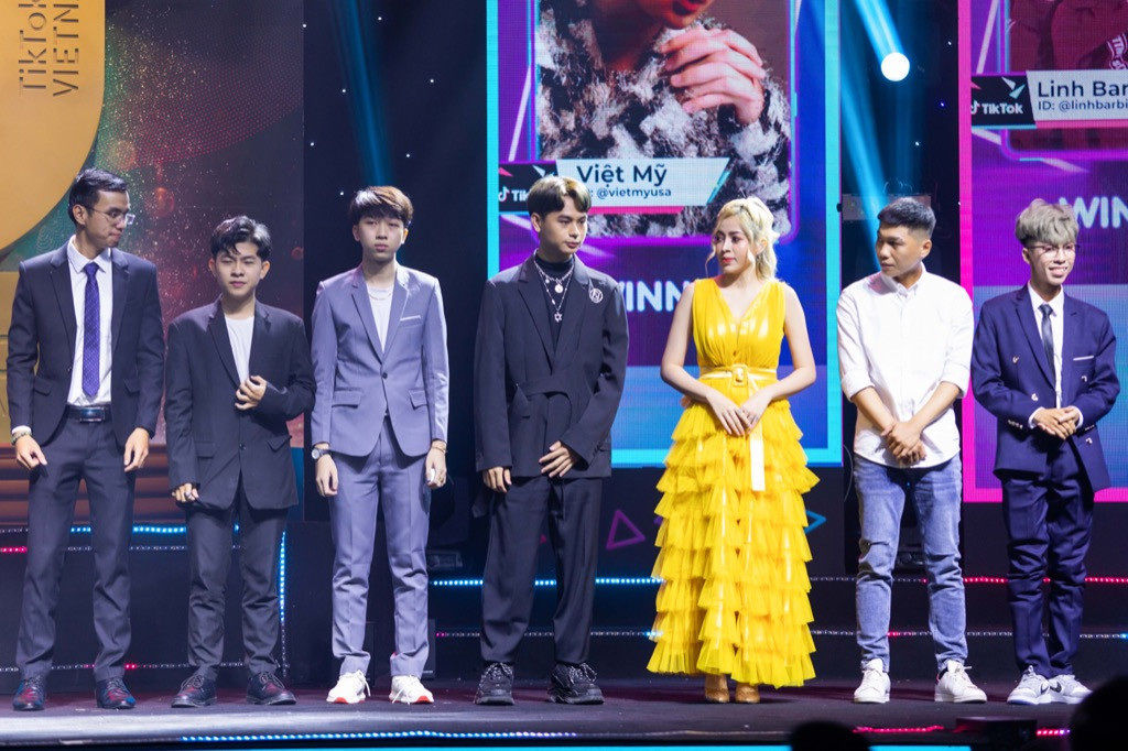 Siêu mẫu Hoàng Yến diện váy cực nổi bật, Trấn Thành và vợ “ton-sur-ton” tại sự kiện ảnh 8