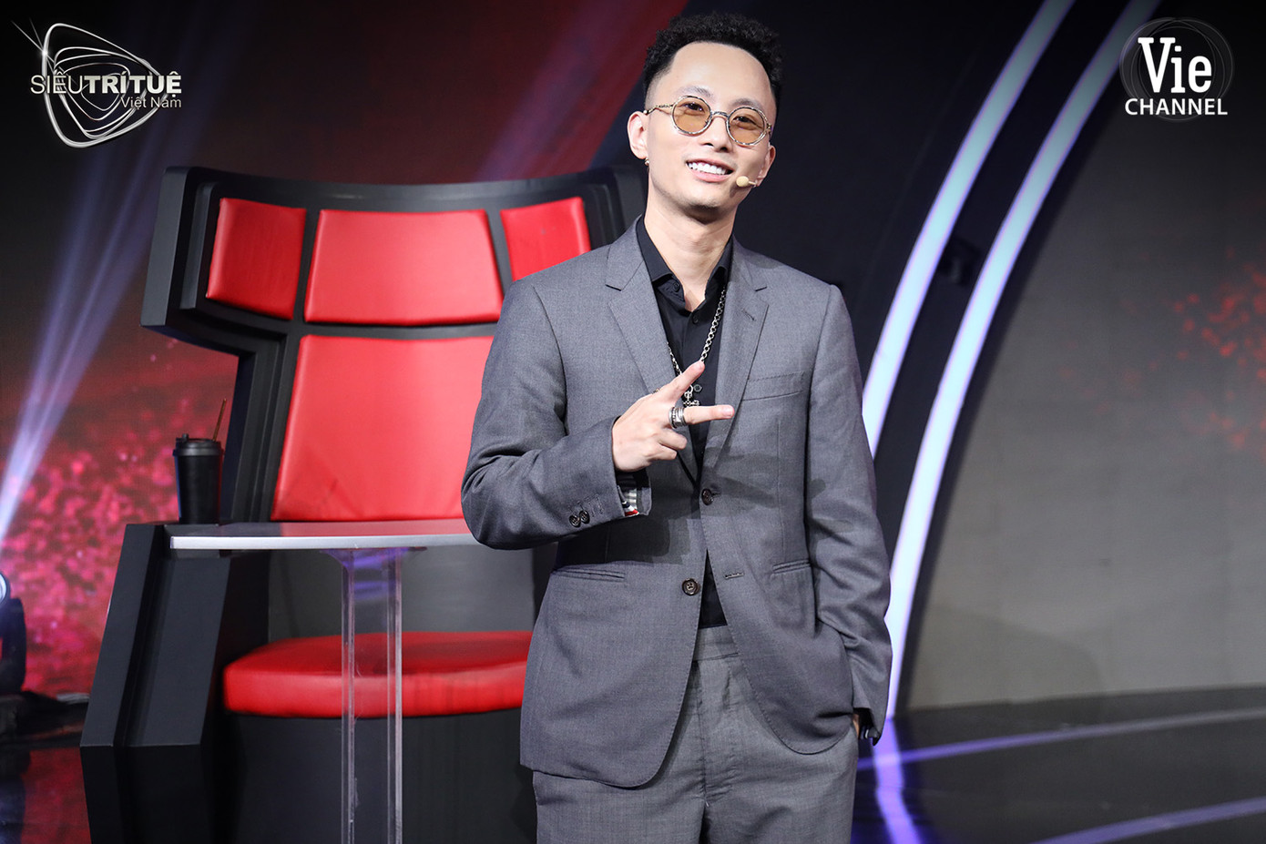 Trấn Thành, Tóc Tiên bất ngờ hé lộ profile chuẩn “con nhà người ta” của Rhymastic ảnh 2