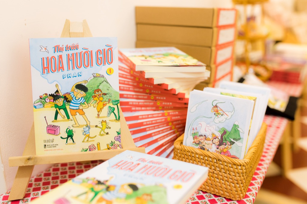 Triển lãm “Thị trấn Hoa Mười Giờ”: Tặng bản thân một vé về miền kí ức tuổi thơ ảnh 1