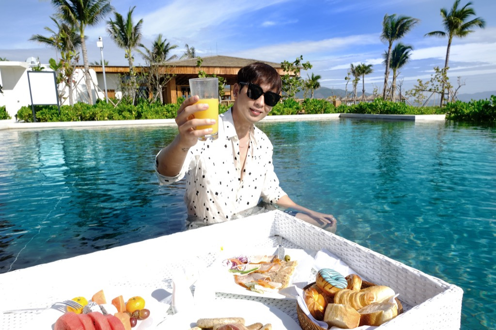 Tuấn Trần gợi ý loạt set đồ cực nam tính dành cho phái mạnh khi đi du lịch biển ảnh 1