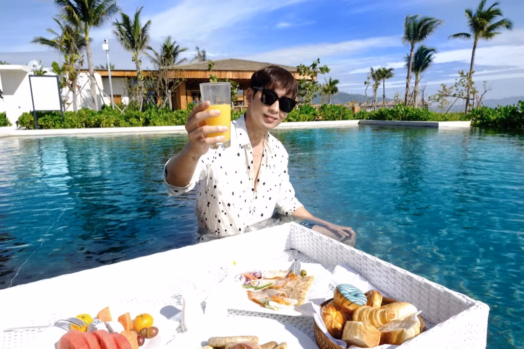 Tuấn Trần gợi ý loạt set đồ cực nam tính dành cho phái mạnh khi đi du lịch biển ảnh 1