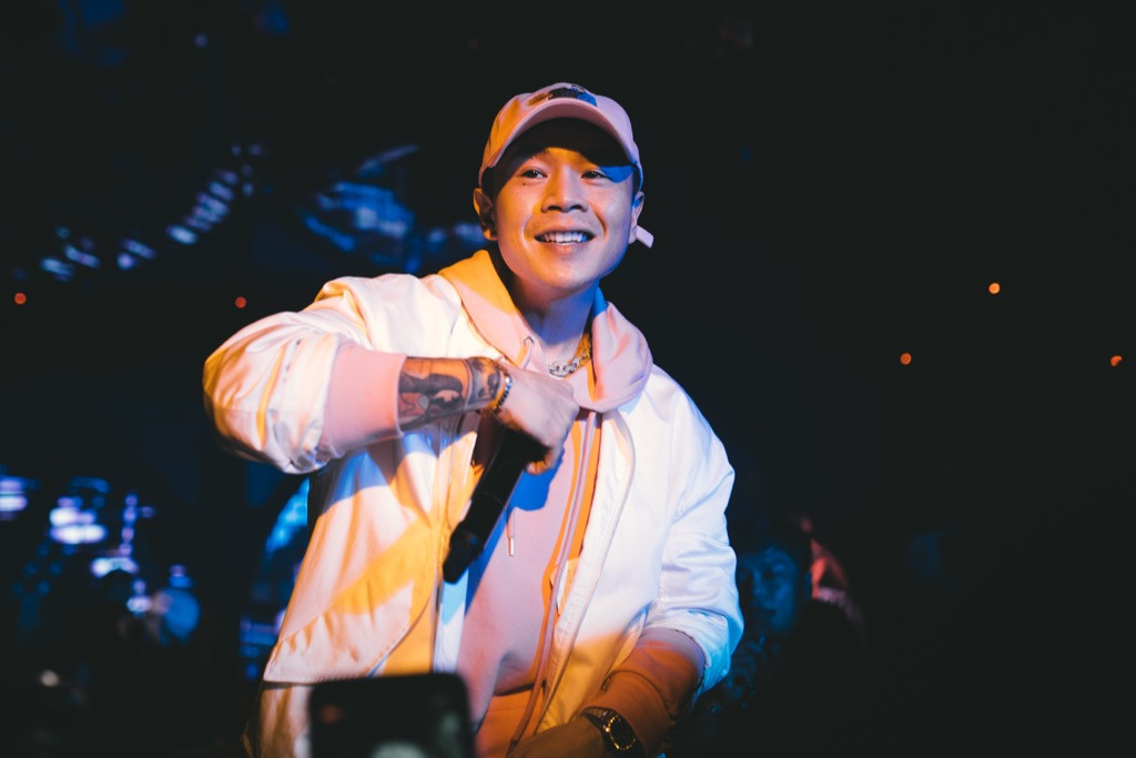 Binz “phủ hồng” sân khấu, hát live cực chất trước vòng Đối đầu tại “Rap Việt“ ảnh 6