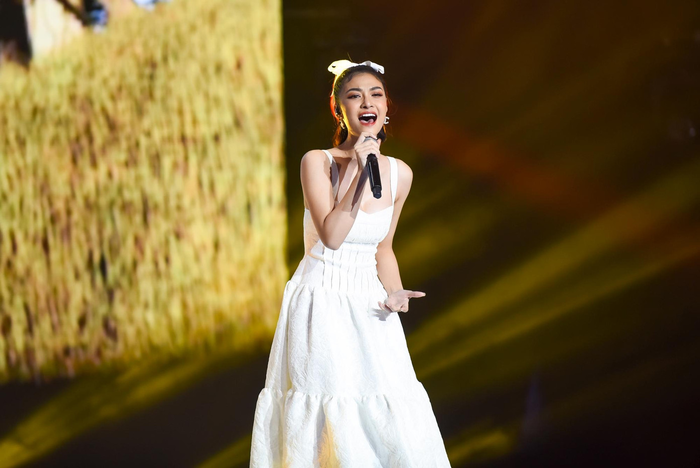 King Of Rap: HIEUTHUHAI đánh bại Lona, Pháo mang mô hình khổng lồ lên sân khấu ảnh 9