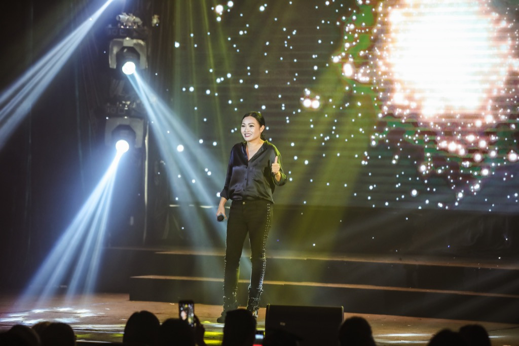 Phương Thanh Quốc Cơ - Quốc Nghiệp đấu giá áo mặc tại chung kết Britain’s Got Talent ủng hộ miền Trung ảnh 6