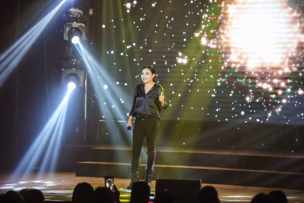 Quốc Cơ - Quốc Nghiệp đấu giá áo mặc tại chung kết Britain’s Got Talent ủng hộ miền Trung ảnh 6