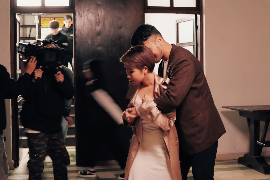 Uyên Linh chấp nhận “giấu mặt” nam chính để tôn được giọng hát của Vũ. trong MV mới ảnh 6