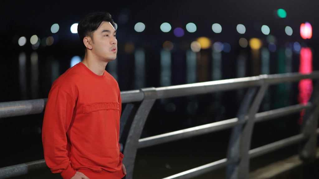 Ưng Hoàng Phúc hóa thầy giáo thể dục nghiêm khắc trong web-drama đóng cùng bà xã ảnh 4