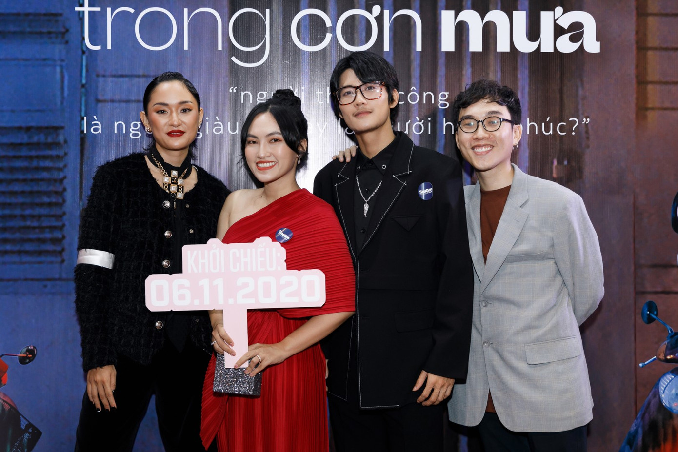 Thảm đỏ “Sài Gòn trong cơn mưa”: Bảo Anh, Diệu Nhi thân thiết, Wowy diện kính đen cực ngầu ảnh 1