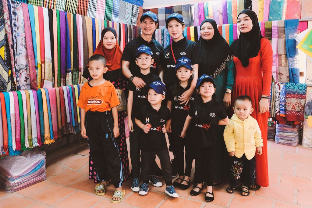 Gia đình Lý Hải sum họp tại phim trường “Lật Mặt - 48H”, cùng diện đồ dân tộc Chăm ảnh 1