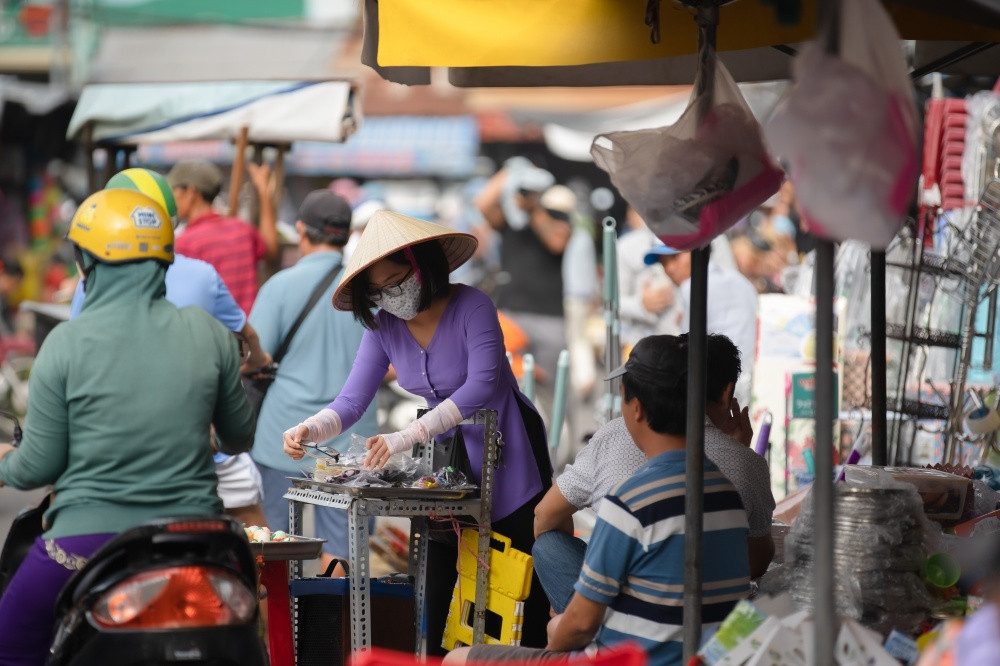 Hết nhảy múa bán hàng, Phương Mỹ Chi gây hoang mang vì “ăn vạ” giữa chợ ảnh 2