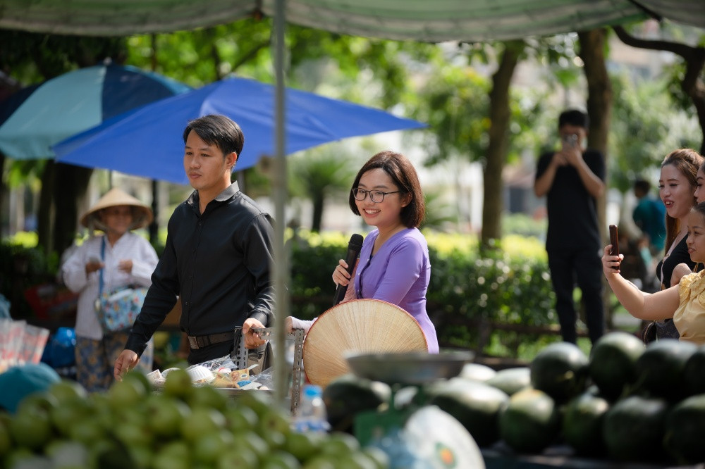 Hết nhảy múa bán hàng, Phương Mỹ Chi gây hoang mang vì “ăn vạ” giữa chợ ảnh 5