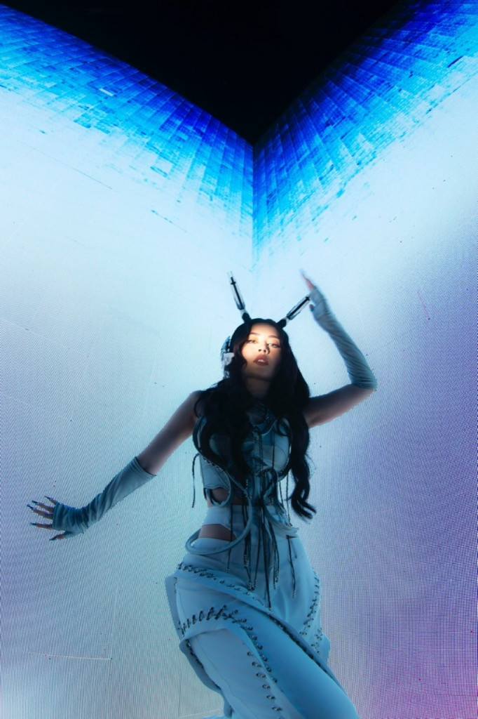 Chi Pu hóa nàng robot xinh đẹp, mang thế giới tương lai đến lễ hội âm nhạc trực tuyến ảnh 3