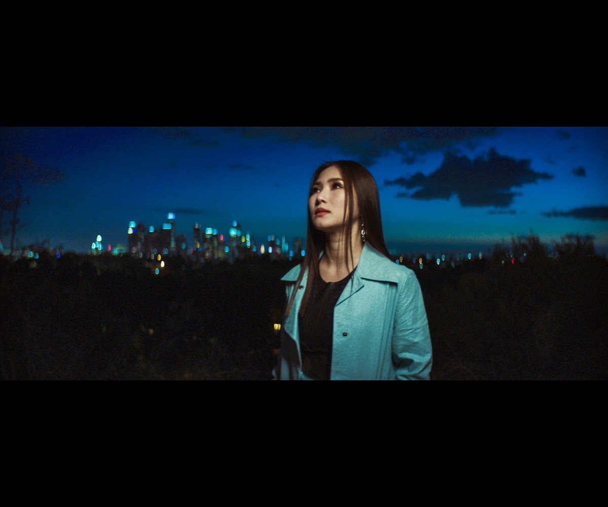 Lâu lắm mới trở lại, Hương Tràm tung hẳn 2 MV để gửi gắm nỗi nhớ xa quê hương ảnh 1