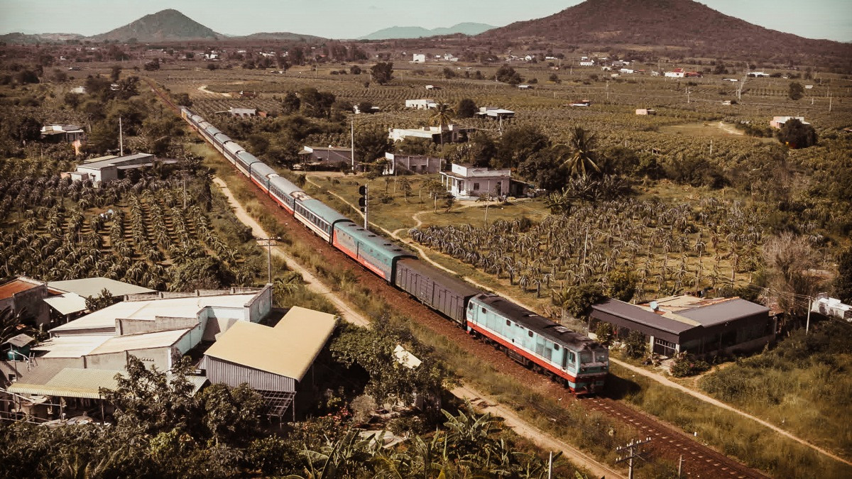 Lâu lắm mới trở lại, Hương Tràm tung hẳn 2 MV để gửi gắm nỗi nhớ xa quê hương ảnh 2