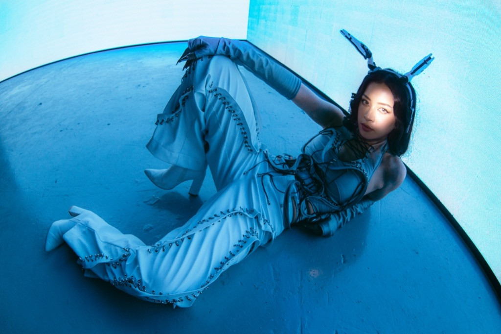 Chi Pu hóa nàng robot xinh đẹp, mang thế giới tương lai đến lễ hội âm nhạc trực tuyến ảnh 1