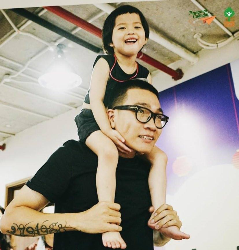 Không còn là “Lão Đại” lạnh lùng, Wowy cực đáng yêu cùng vui Tết Trung Thu bên các em nhỏ ảnh 2