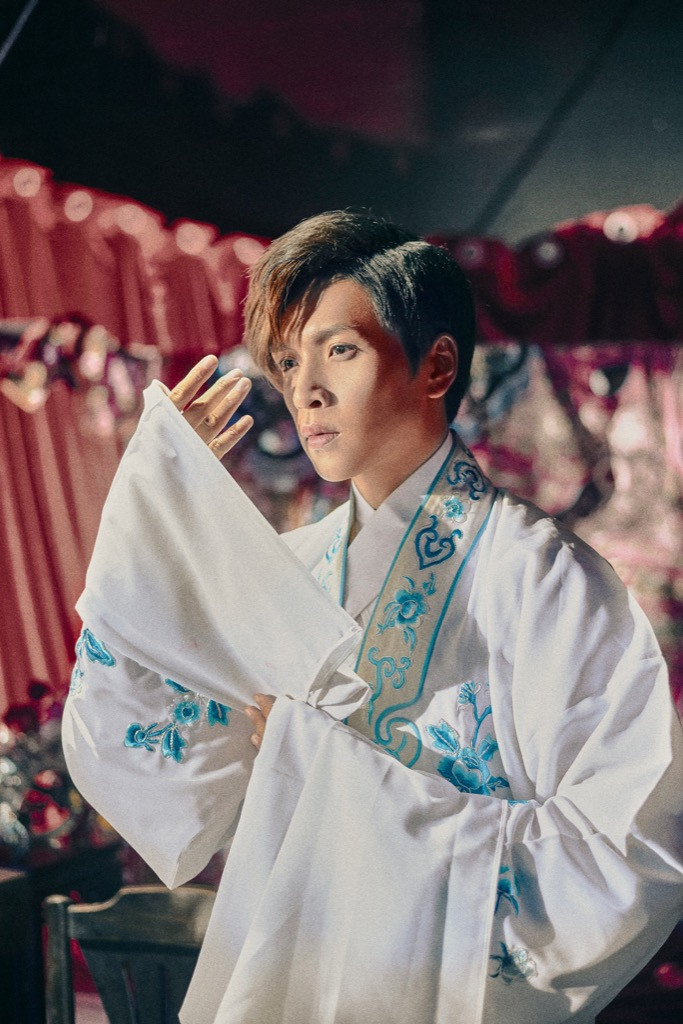 Bạch Công Khanh khoe body 6 múi, vướng vào “tam giác tình yêu” đam mỹ trong MV mới ảnh 6