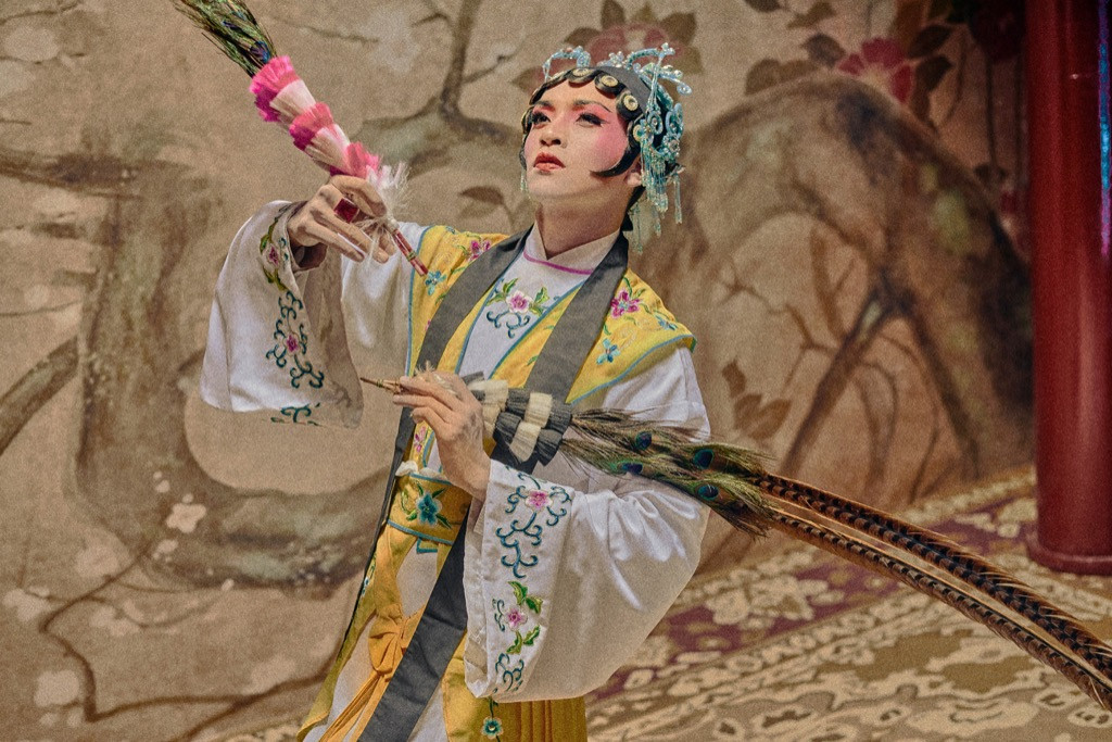 Bạch Công Khanh khoe body 6 múi, vướng vào “tam giác tình yêu” đam mỹ trong MV mới ảnh 5