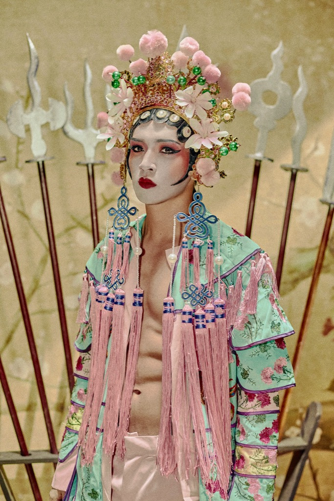 Bạch Công Khanh khoe body 6 múi, vướng vào “tam giác tình yêu” đam mỹ trong MV mới ảnh 7