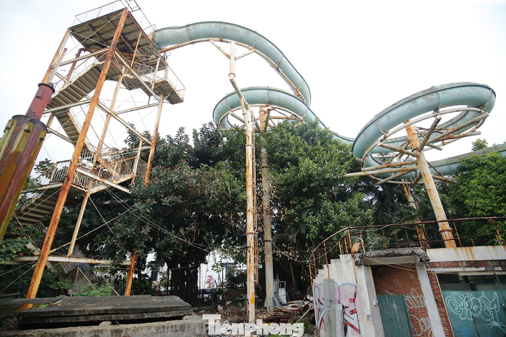 Khu vui chơi bị bỏ hoang nhiều năm trong Công viên Tuổi trẻ ảnh 7