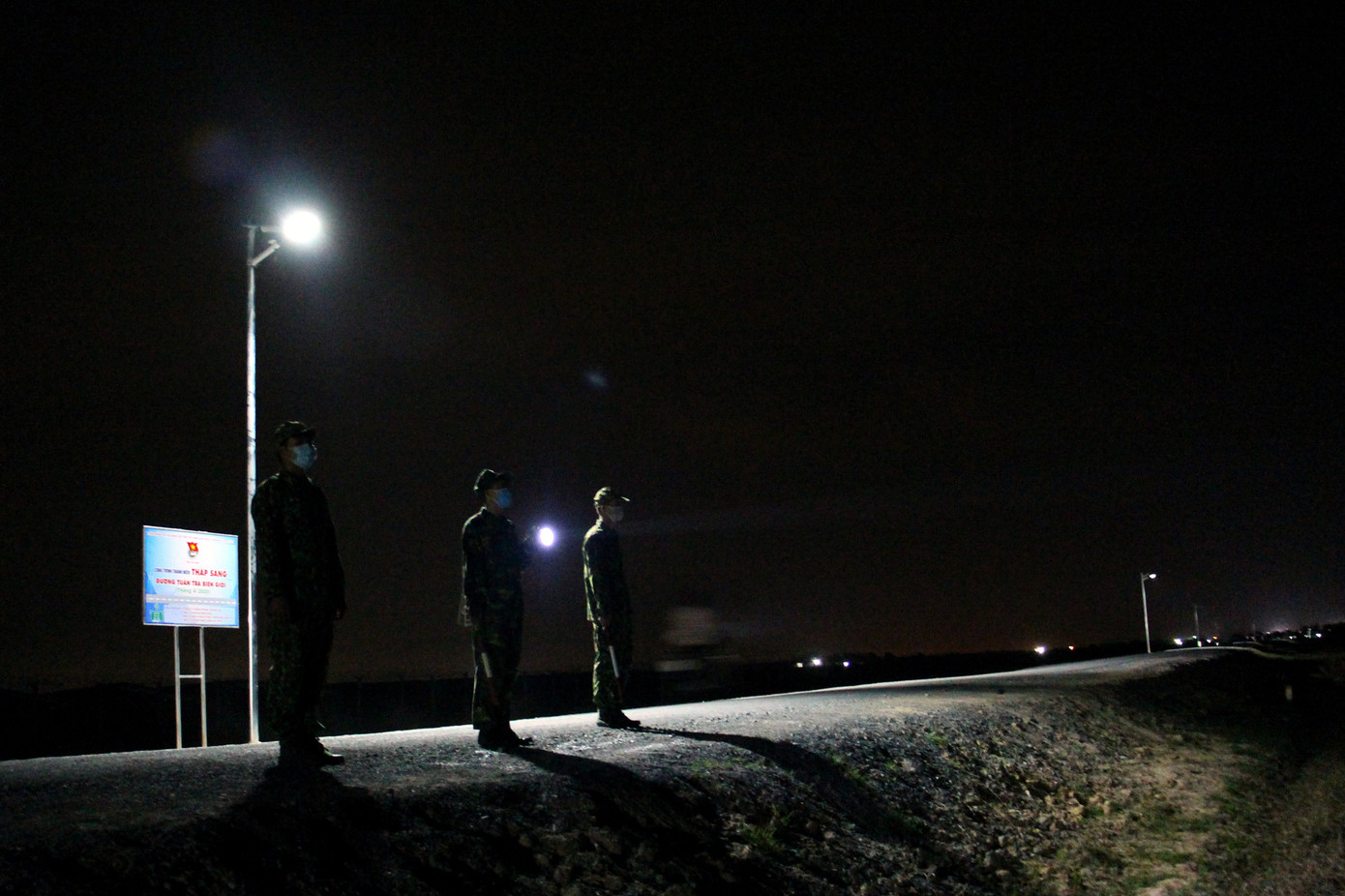 Thanh niên Tây Ninh thắp sáng 23 km đường tuần tra biên giới ảnh 5