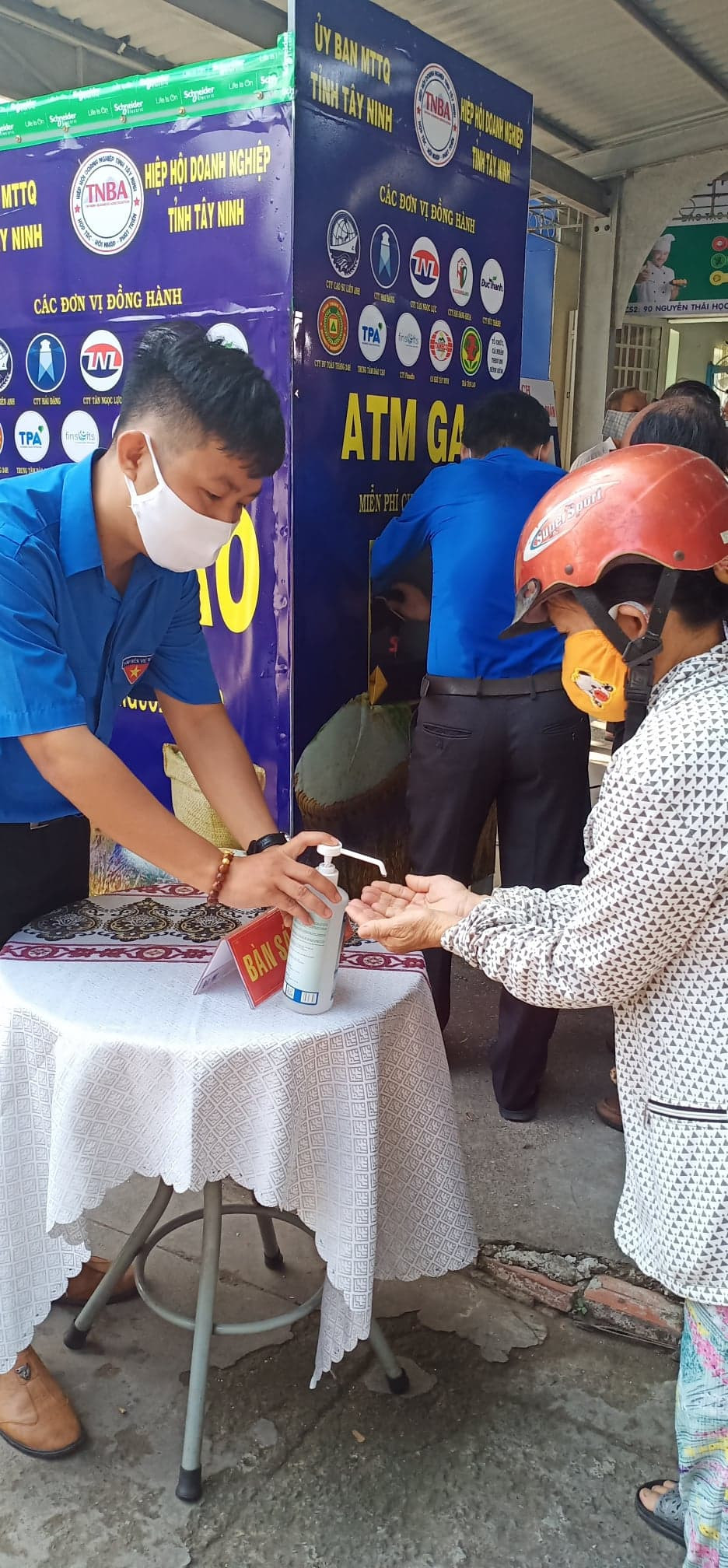 Người dân chen nhau đến ATM gạo miễn phí ở Tây Ninh ảnh 4