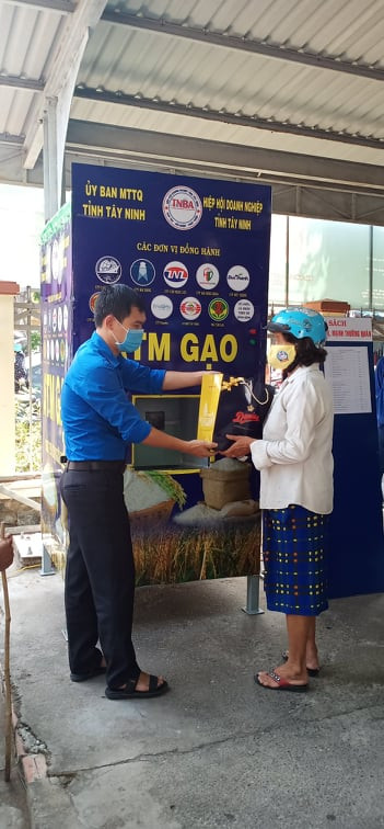 Người dân chen nhau đến ATM gạo miễn phí ở Tây Ninh ảnh 5