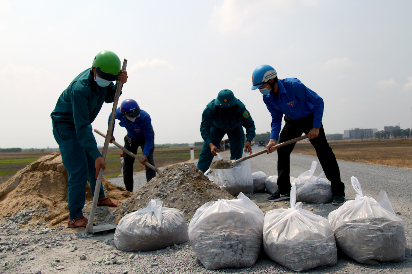 Thanh niên Tây Ninh thắp sáng 23 km đường tuần tra biên giới ảnh 1