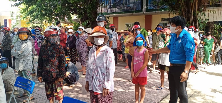 Người dân chen nhau đến ATM gạo miễn phí ở Tây Ninh ảnh 1