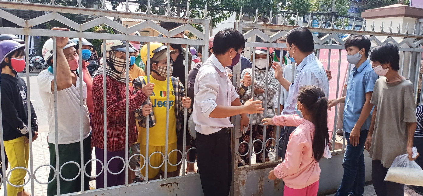 Người dân chen nhau đến ATM gạo miễn phí ở Tây Ninh ảnh 2