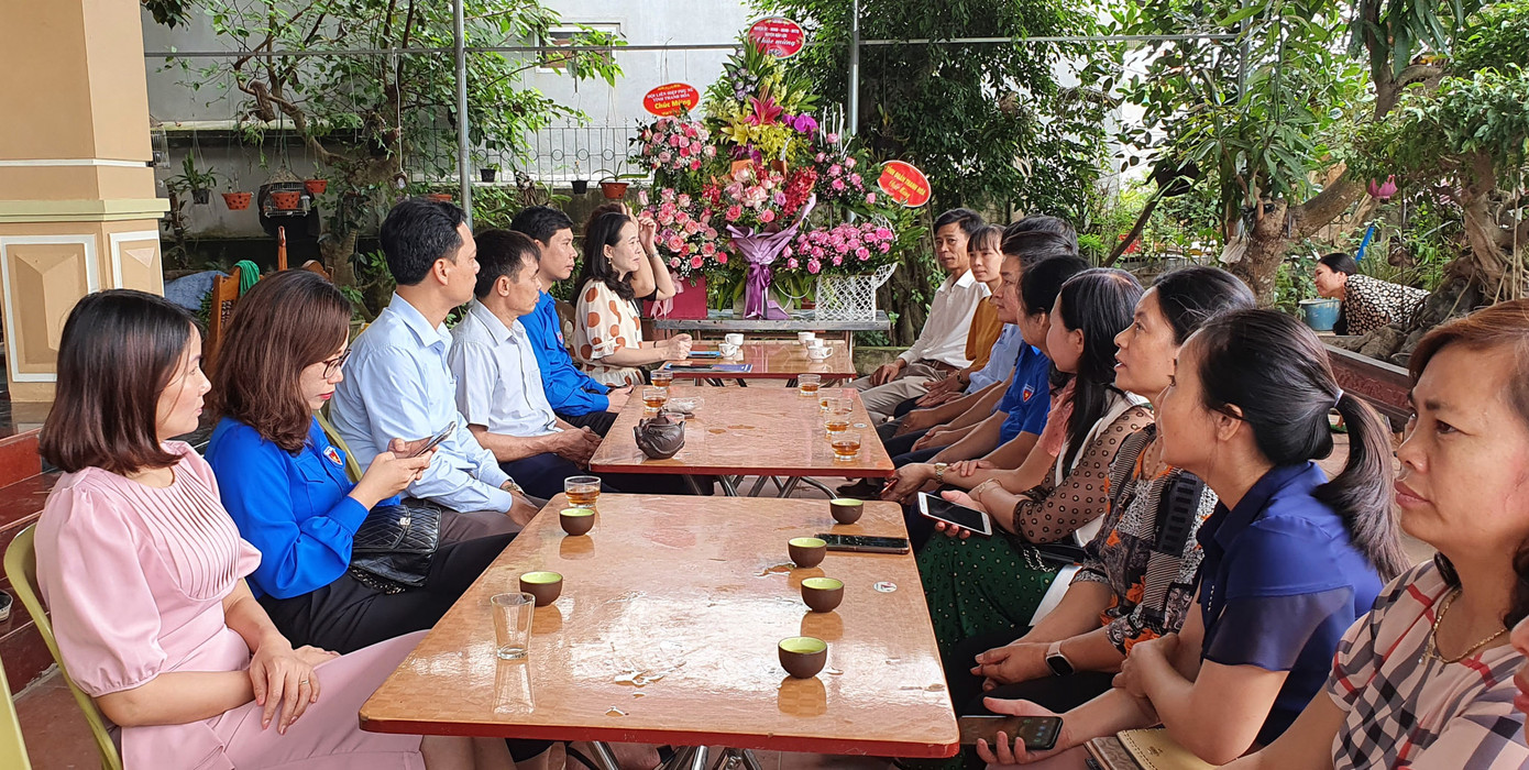 Tỉnh đoàn Thanh Hoá thăm, chúc mừng gia đình Hoa hậu Đỗ Thị Hà ảnh 2