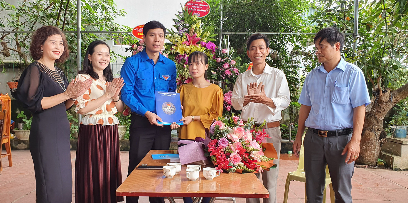 Tỉnh đoàn Thanh Hoá thăm, chúc mừng gia đình Hoa hậu Đỗ Thị Hà ảnh 4