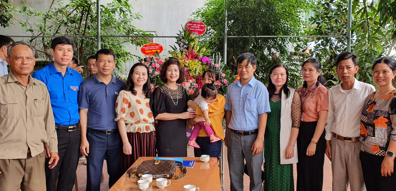 Tỉnh đoàn Thanh Hoá thăm, chúc mừng gia đình Hoa hậu Đỗ Thị Hà ảnh 5