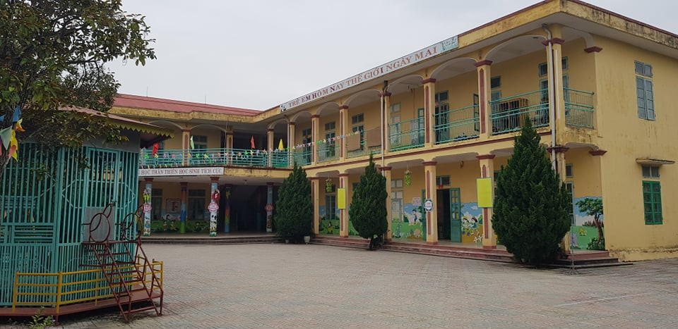 Cháu bé 3 tuổi bị bỏ quên trong nhà vệ sinh ảnh 1