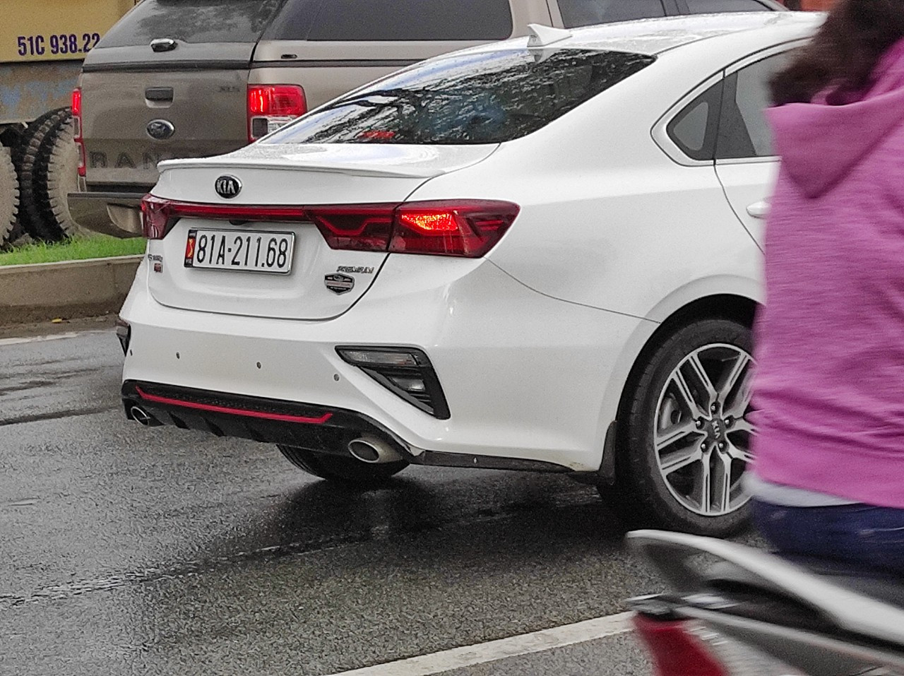 TPHCM: Hàng loạt ô tô gắn biển số không có quần đảo Hoàng Sa, Trường Sa ảnh 4