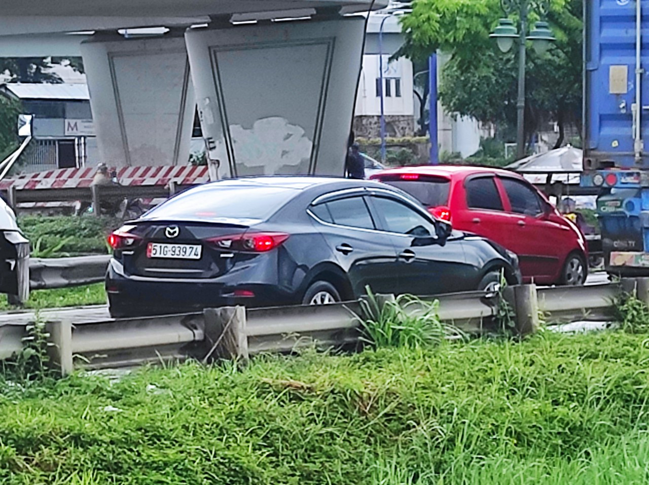 TPHCM: Hàng loạt ô tô gắn biển số không có quần đảo Hoàng Sa, Trường Sa ảnh 2