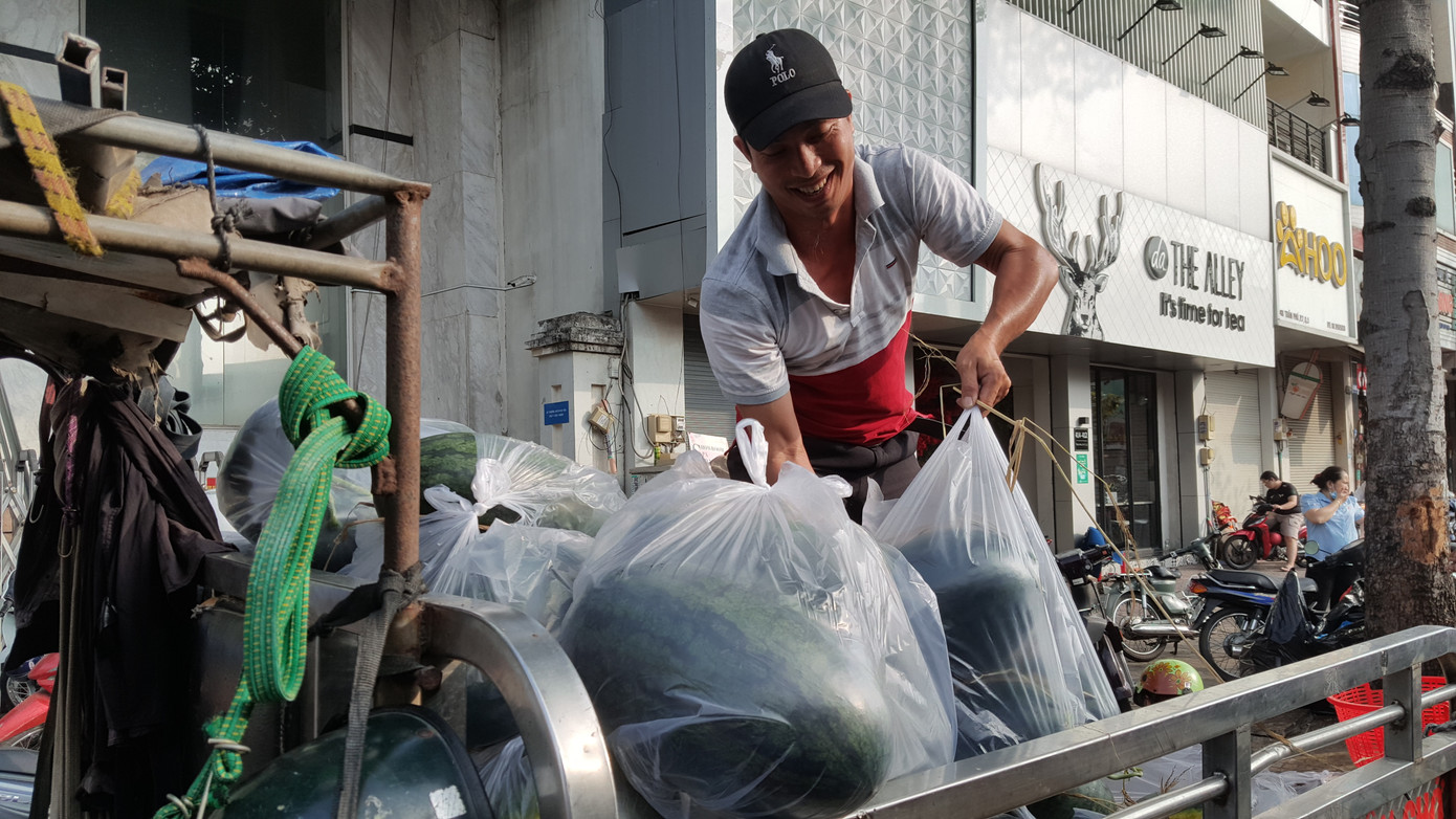 Bạn trẻ mua 27 tấn dưa hấu mang về phát miễn phí ảnh 3