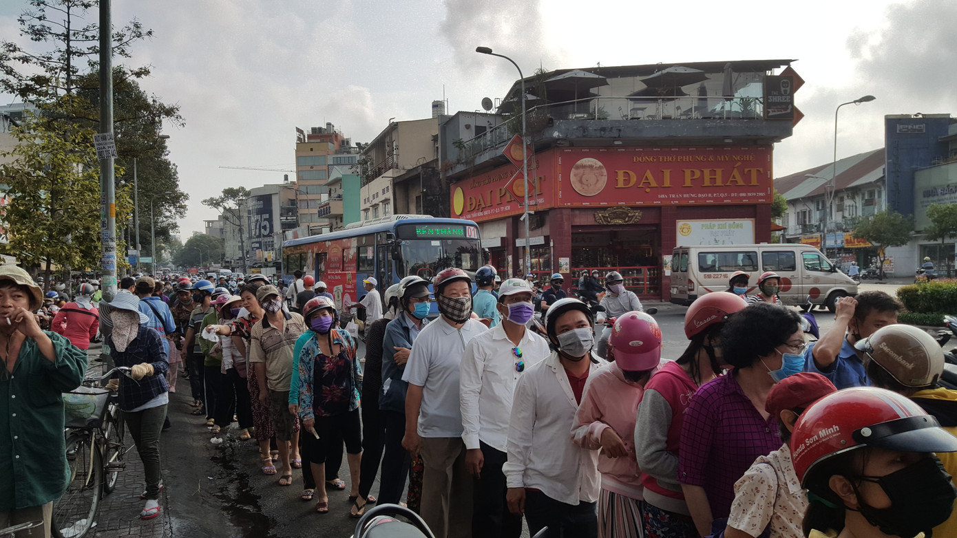 Bạn trẻ mua 27 tấn dưa hấu mang về phát miễn phí ảnh 1