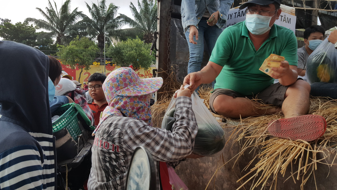 Bạn trẻ mua 27 tấn dưa hấu mang về phát miễn phí ảnh 2