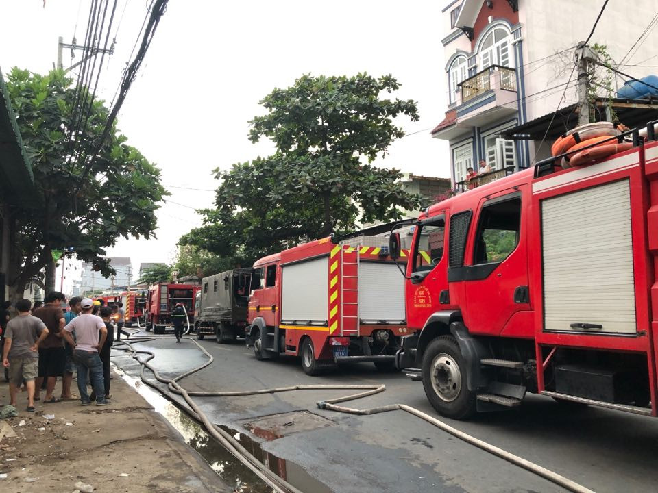 Nhà xưởng ở Sài Gòn bốc cháy dữ dội, khu dân cư náo loạn ảnh 2