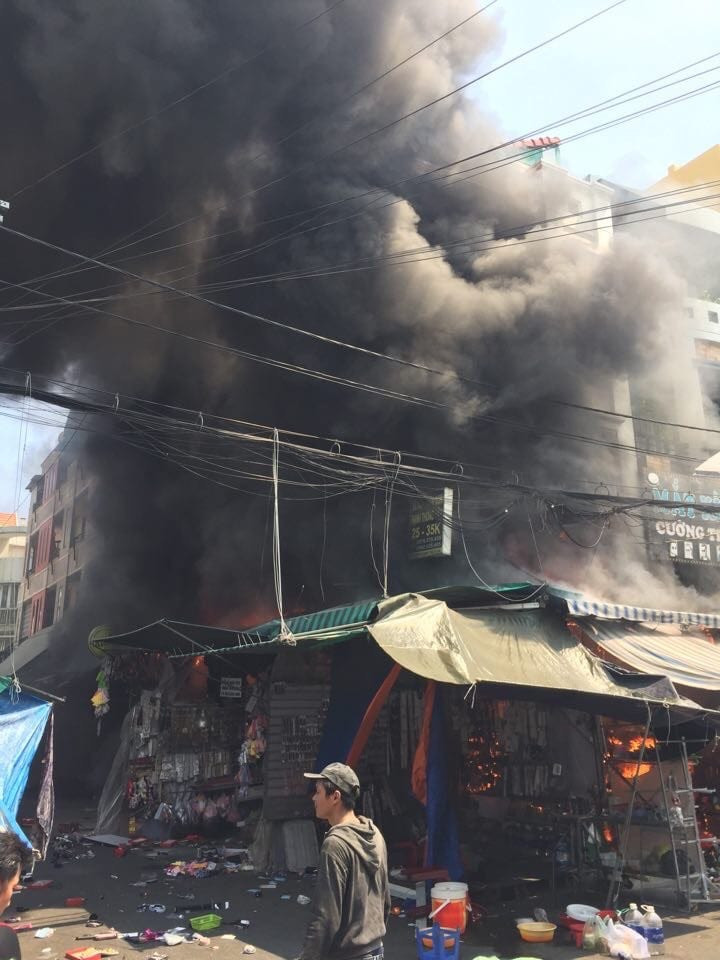 Cháy lớn trong chợ thời trang sầm uất bậc nhất Sài Gòn ảnh 2