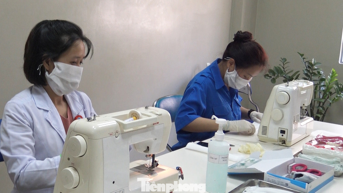 Nữ bác sĩ mang máy may từ nhà vào viện làm khẩu trang phòng Covid-19 ảnh 9