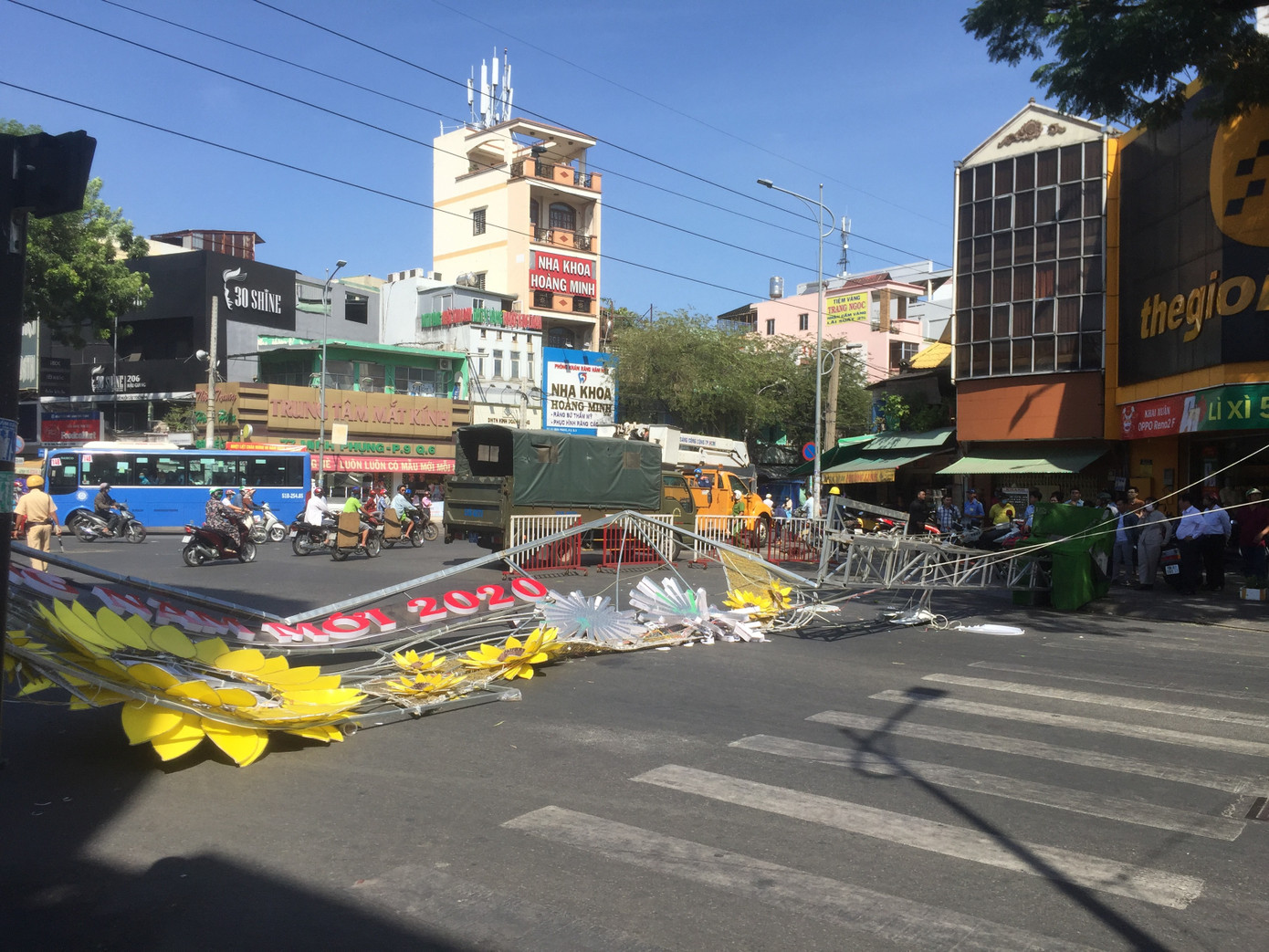 Cổng chào chúc mừng năm mới đổ sập ở Sài Gòn, hai người bị thương ảnh 1