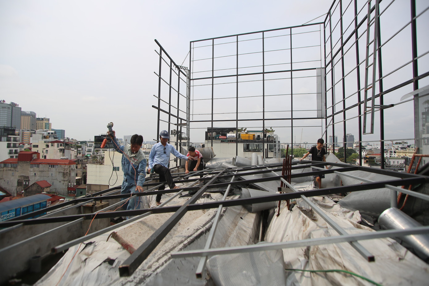  Cắt ngọn hàng loạt công trình sai phép tồn đọng ở quận 'lõi' Hà Nội ảnh 6