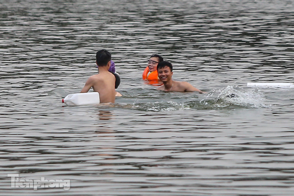 Nhào lộn nguy hiểm dưới hồ Linh Đàm ngó lơ lệnh cấm ảnh 5