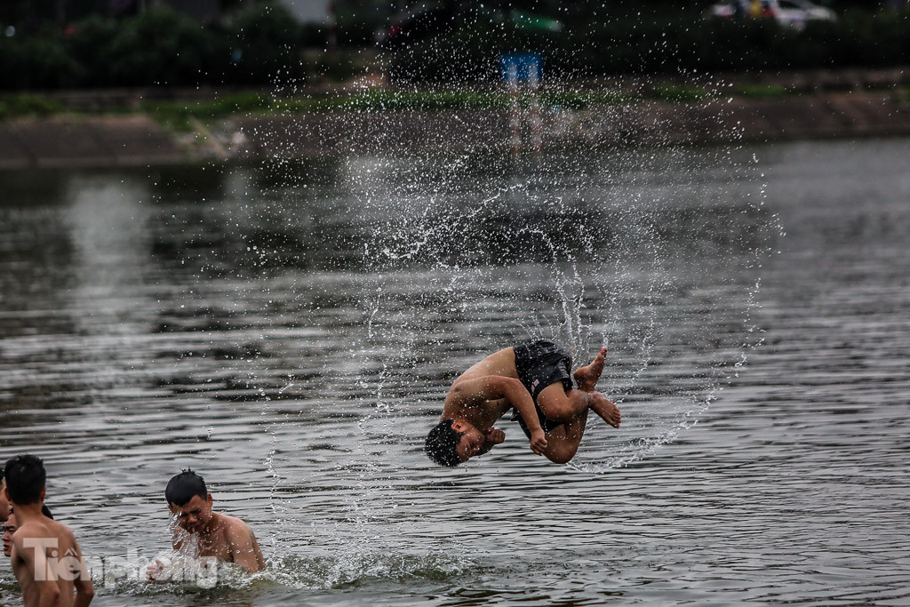 Nắng nóng lên đỉnh, người dân đua nhau bơi giải nhiệt ở hồ Bảy Mẫu ảnh 16