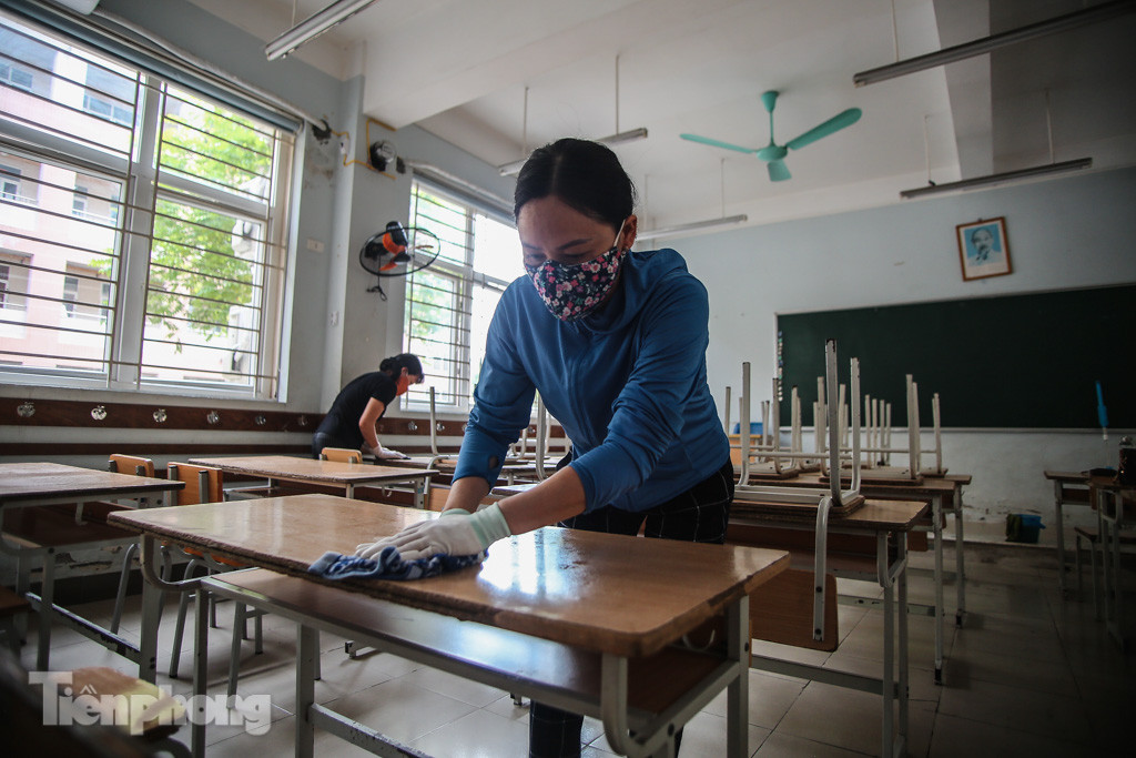 Thầy cô, phụ huynh tận tay tỉ mỉ dọn vệ sinh trường lớp ảnh 1